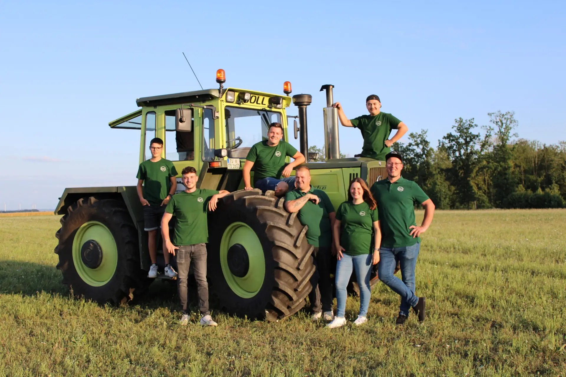 Das Team von Lohnunternehmen Boll auf einem Traktor