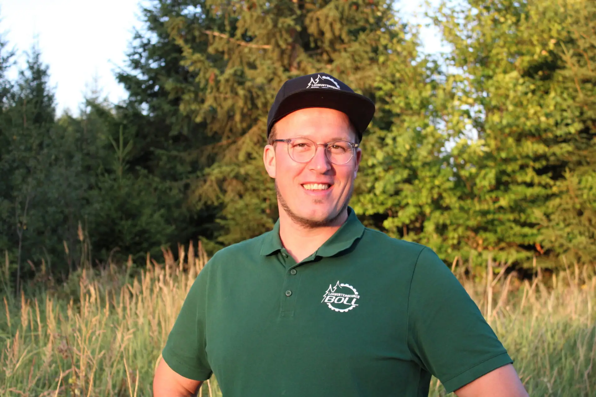 Mitarbeiter von Lohnunternehmen Boll im grünen Poloshirt